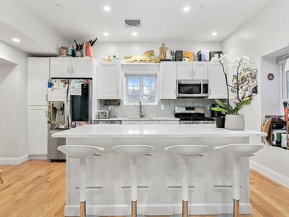 3rd image of 100R Webster St