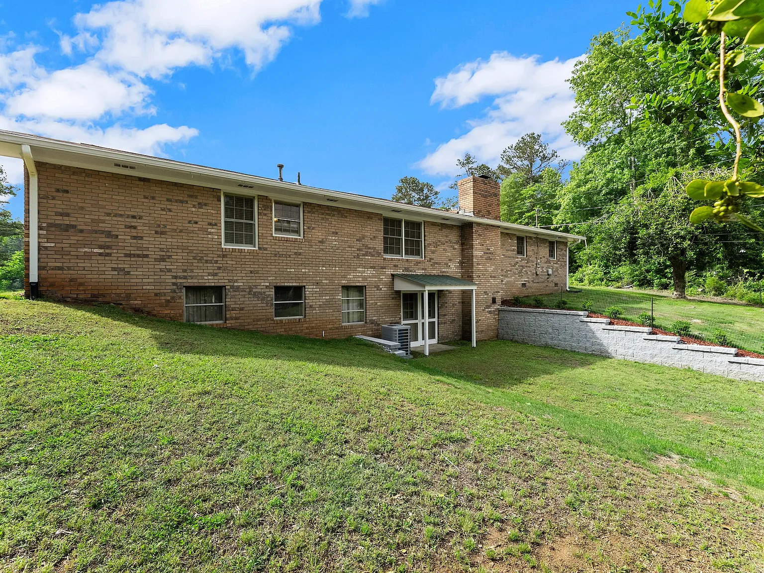 3 bed, 1498 sqft, $2,400 — Photo 3