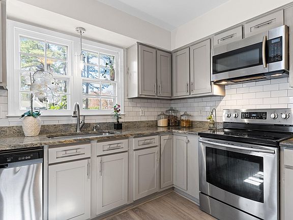 5th image of 921 Hampshire Ct
