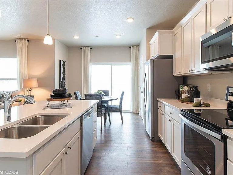Kitchen & Dining
