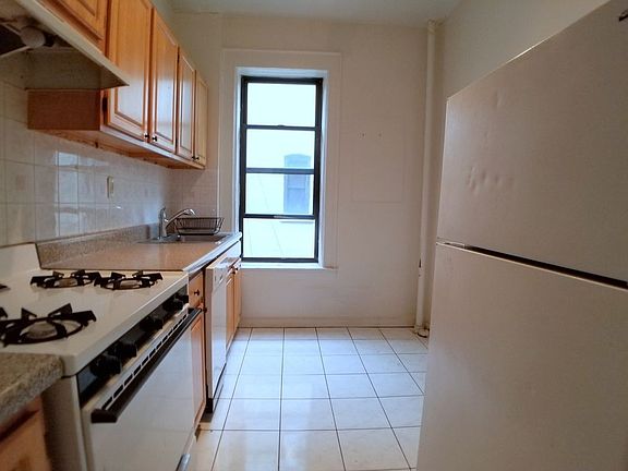 3rd image of 369 Saint Johns Pl APT 11