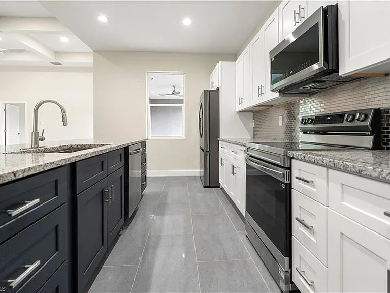 1043 Albert Ave — Photo 9