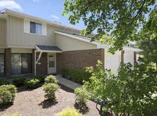 1060 Heathrow Ct, Wheaton, IL 60189