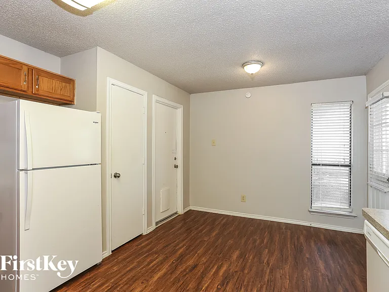 2321 Lakeshore Ln — Photo 5