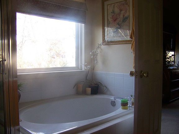 Master Bath w/ Garden Tub