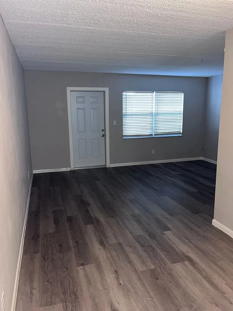 1 bedroom apartment with $1.00 Security Deposit with Approved Credit. — Photo 3