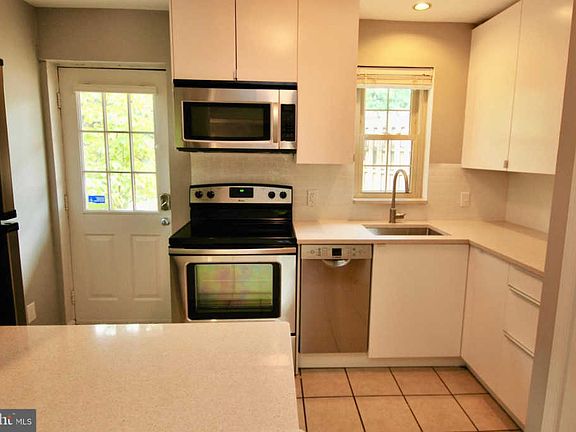 4th image of 1411 E Abingdon Dr APT 2
