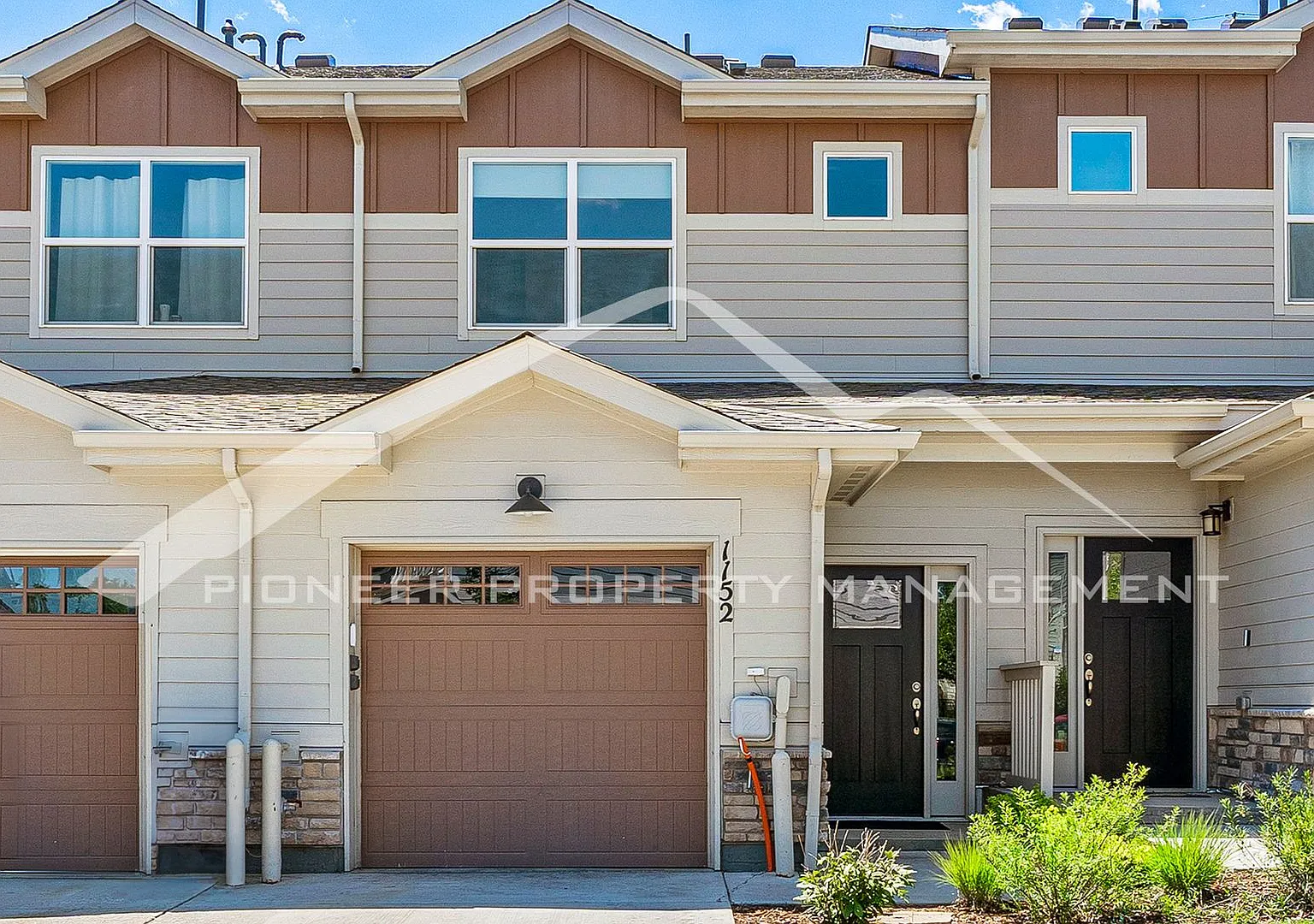 Beautiful Townhome with Attached Garage and Central A/C — Photo 1