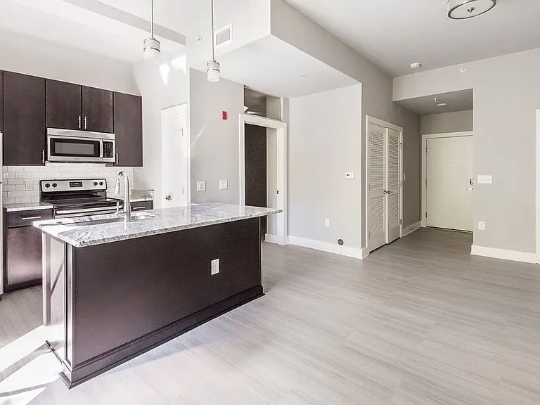421 E Franklin St #3B — Photo 1