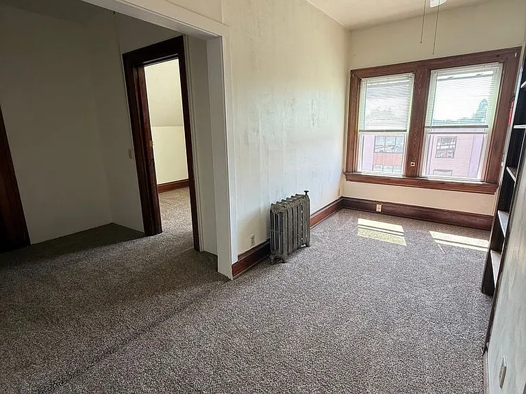 230 W 9th St — Photo 2