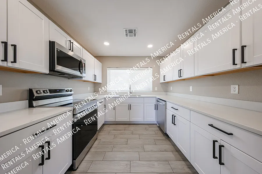 Beautifully updated single-level home — Photo 2