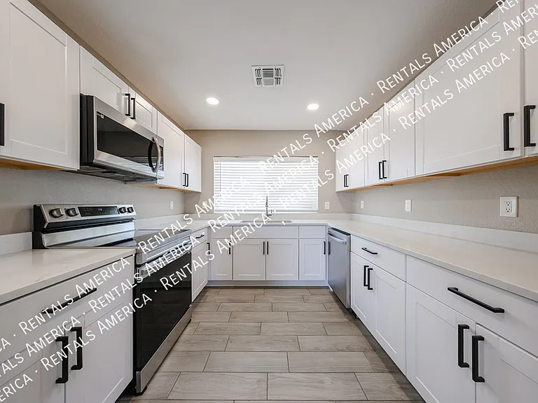 2902 W Straford Dr — Photo 2