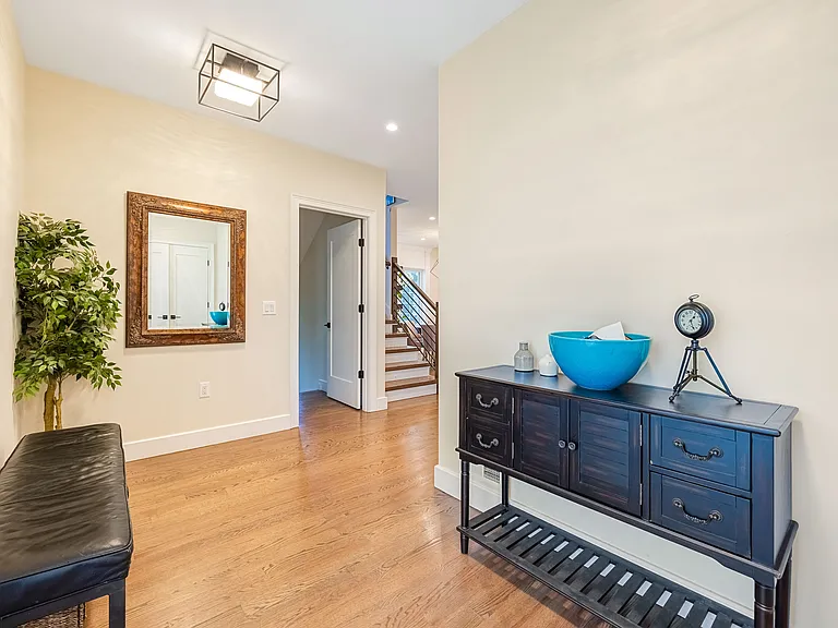 70 Columbus Dr — Photo 6