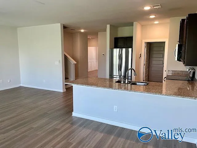 4 bed, 2.5 bath, 2047 sqft, $1,995 — Photo 4