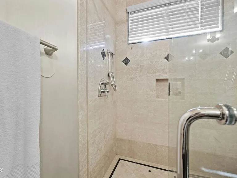 3263 New York Dr — Photo 34