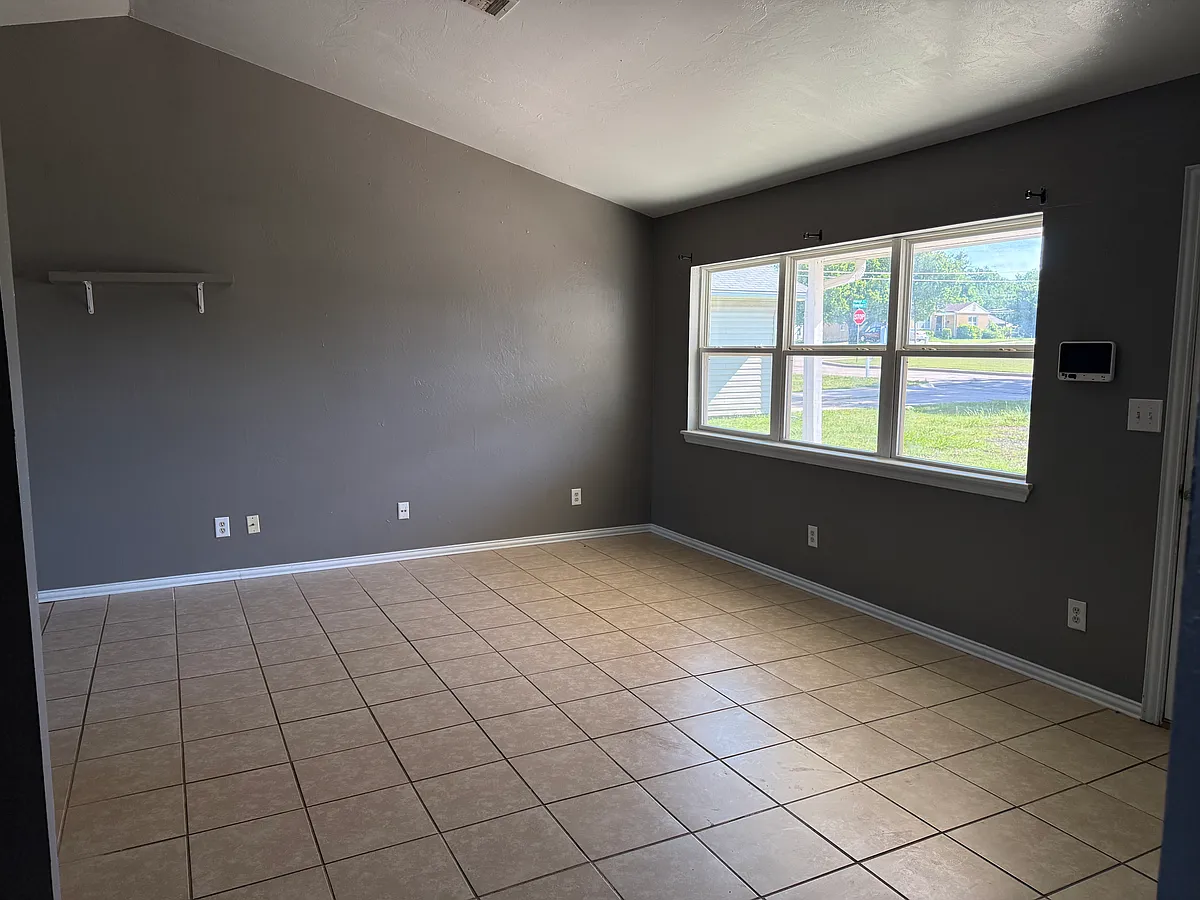 Building Photo - 606 Hampton Dr