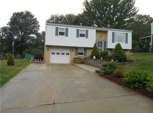 147 Convair Dr, Coraopolis, PA 15108