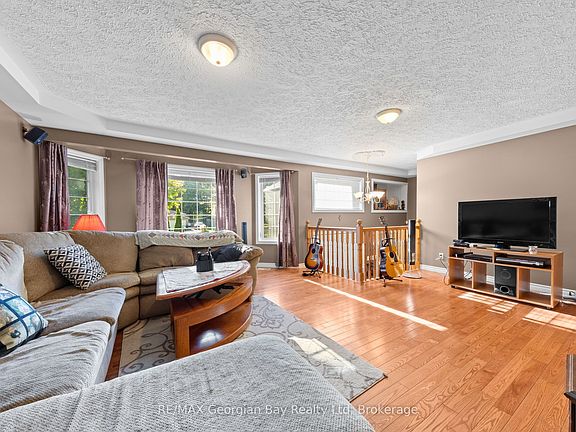 5th image of 477 Albert St