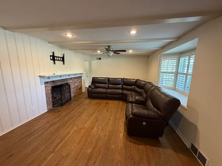 6452 E Lovers Ln — Photo 2