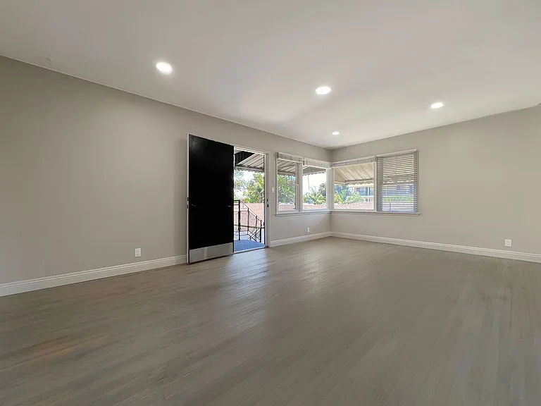 2247 Earl Ave — Photo 3