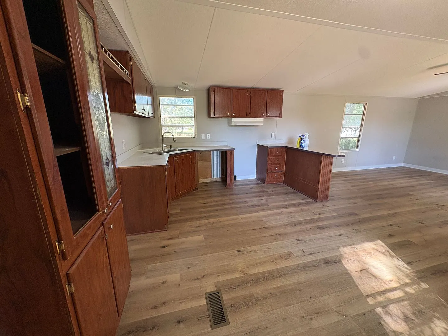 131 Mapleleaf Drive - 131 Mapleleaf Drive — Photo 4