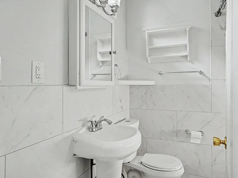 121 W Duffy St — Photo 22