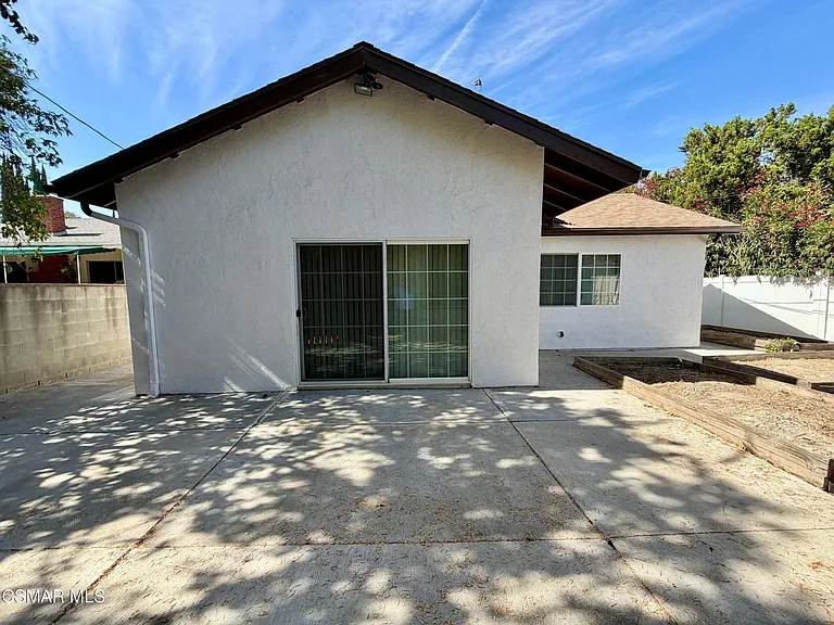 22206 Del Valle St — Photo 27