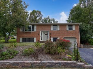 315 Broad St, Akron, PA 17501