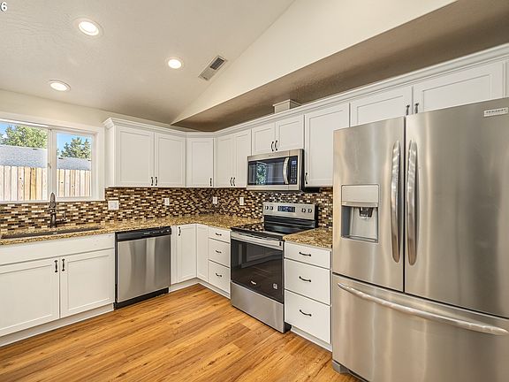 4th image of 3990 Douglas Dr