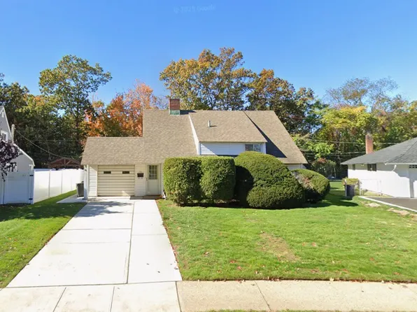 76 Greenbelt Ln, Levittown, NY 11756