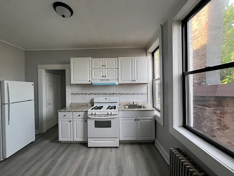 185 Beacon Ave #3R — Photo 1
