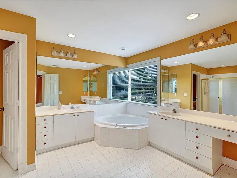 10902 Tamoron Ln — Photo 35