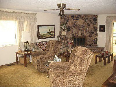 Large Living rm w/fireplace