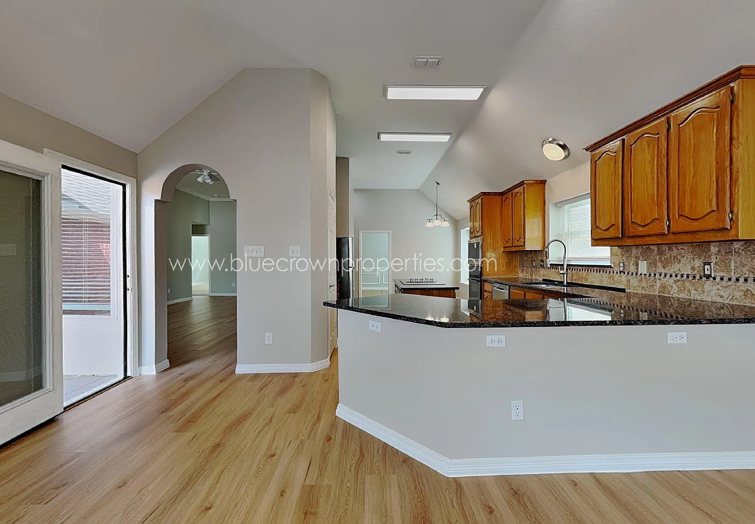 4 bed, 2.0 bath, 2600 sqft, $2,900 — Photo 4