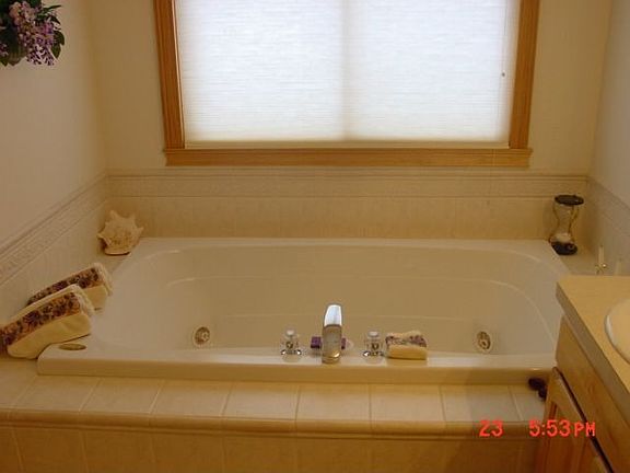 1 ft Flr Master Jetted Tub