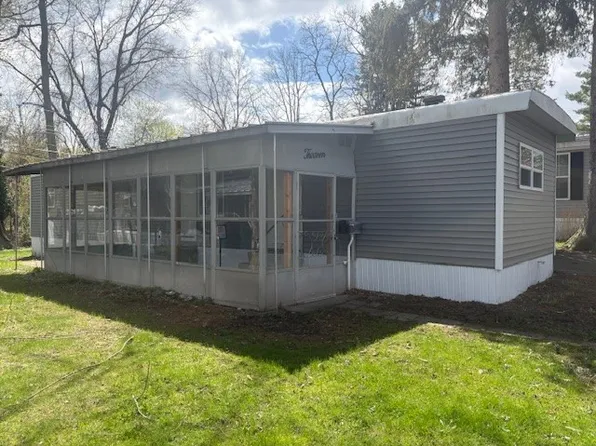 13 Starwood Dr, Rochester, NY 14625