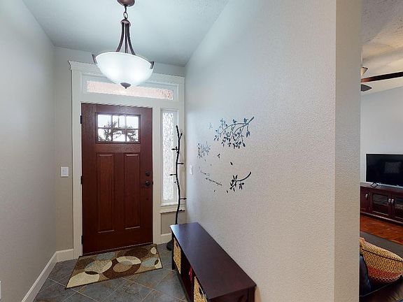 2nd image of 625 SE Edge Knoll Dr