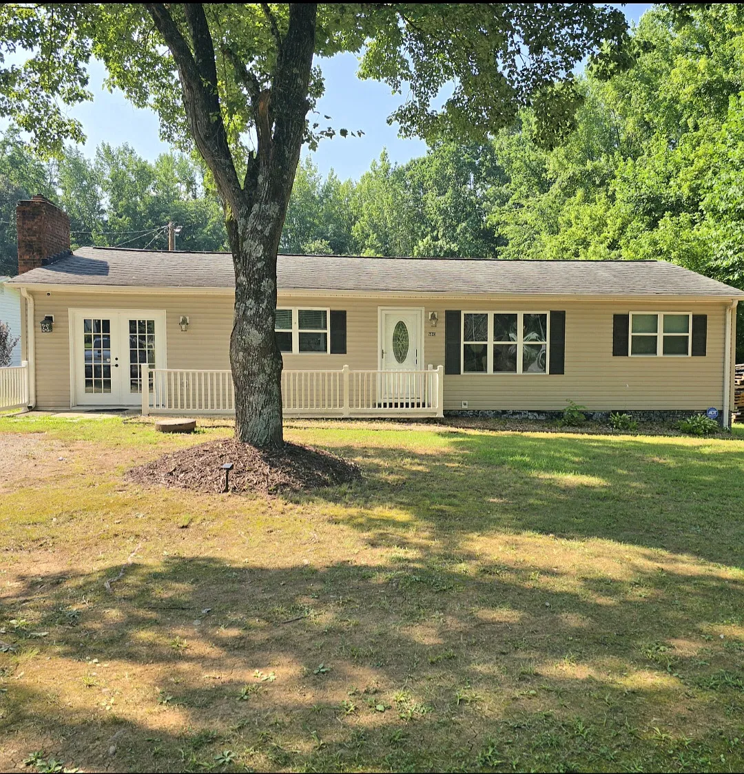 3 bed, 1302 sqft, $1,700 — Photo 1