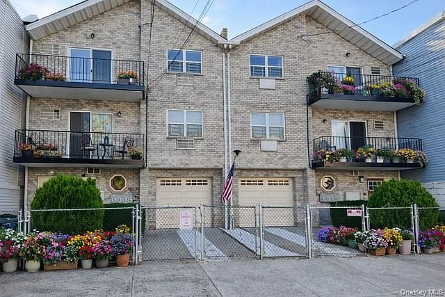 1st image of 1305 Balcom Avenue