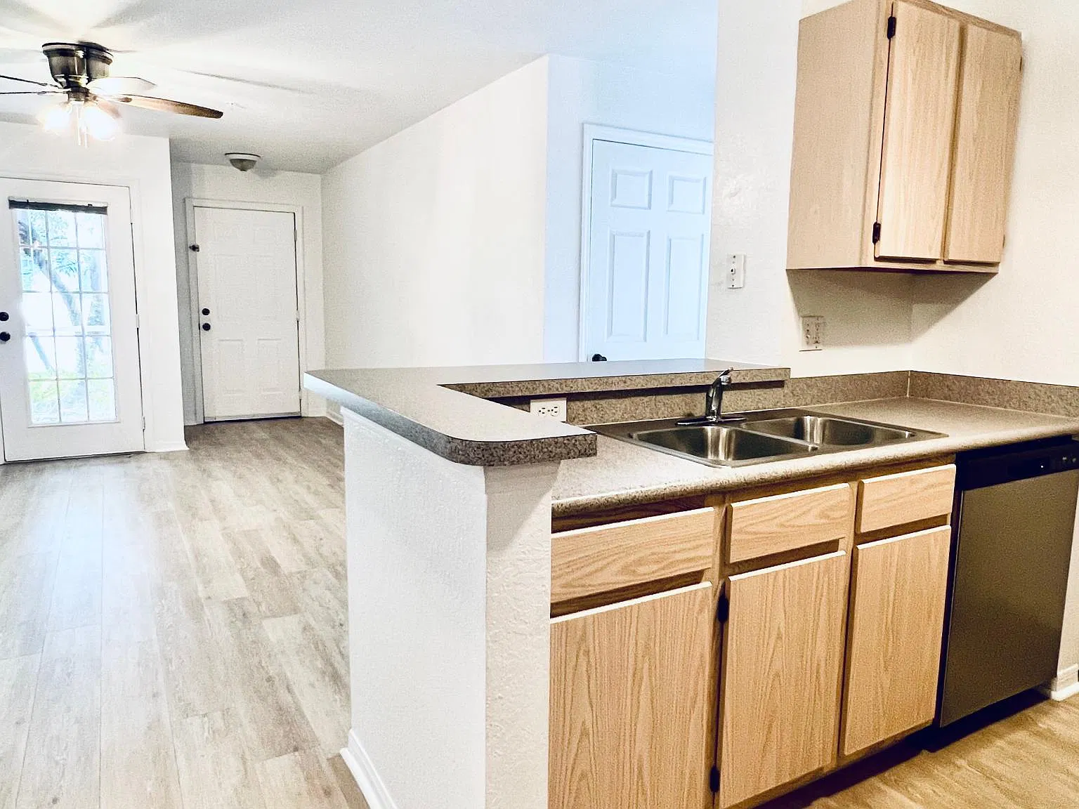 8821 Manor Loop — Photo 4