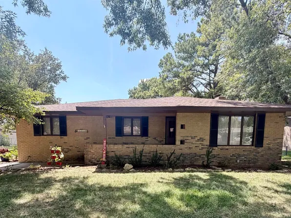 4509 Foothill Dr, Hutchinson, KS 67502