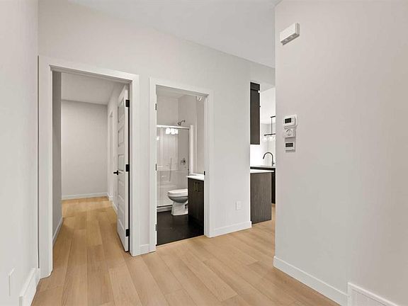 3rd image of 38 E Waterford Mews