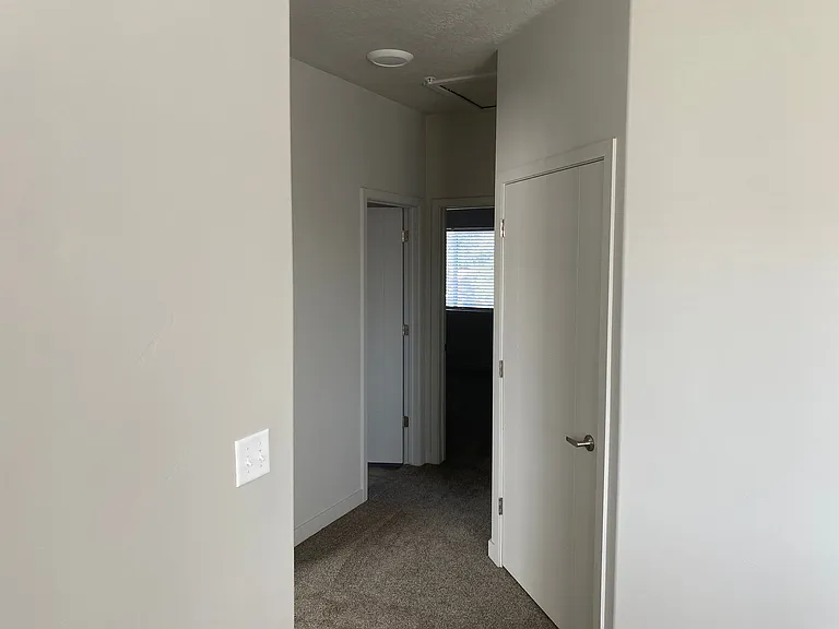 560 S Main St — Photo 2