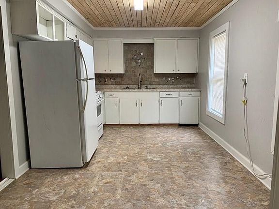 5th image of 908 Live Oak St