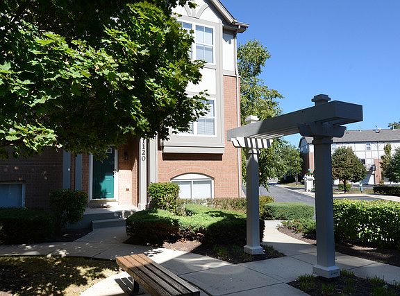 3rd image of 1120 N Claremont Dr