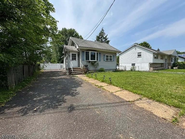 636 Linden Ave — Photo 4