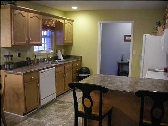 3rd image of 208 Teresa Kay Dr