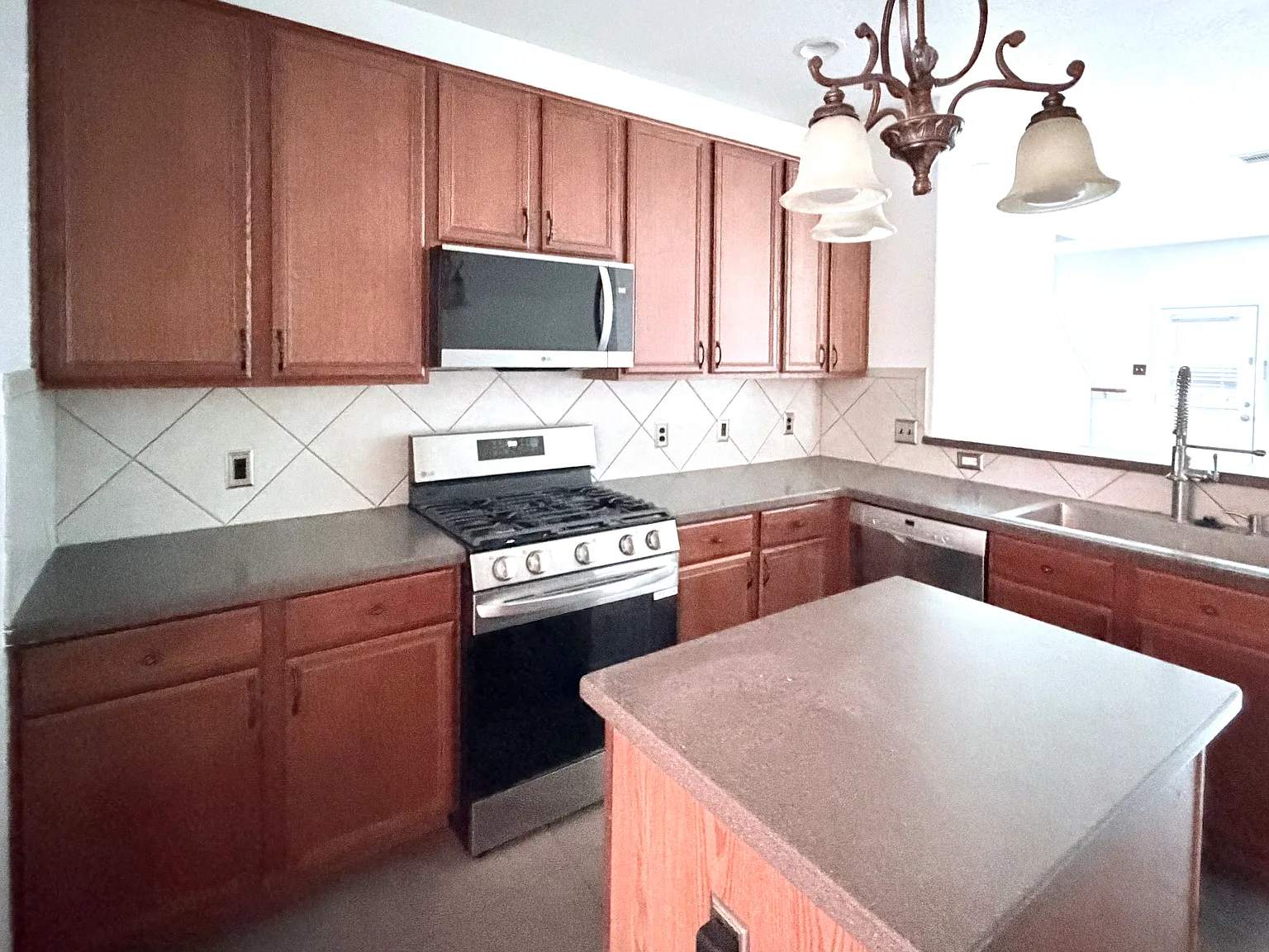 4 bed, 2.5 bath, 2445 sqft, $2,400 — Photo 3