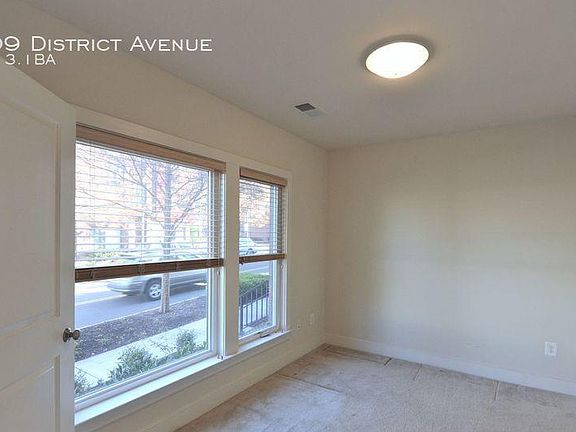 3rd image of 3009 District Ave