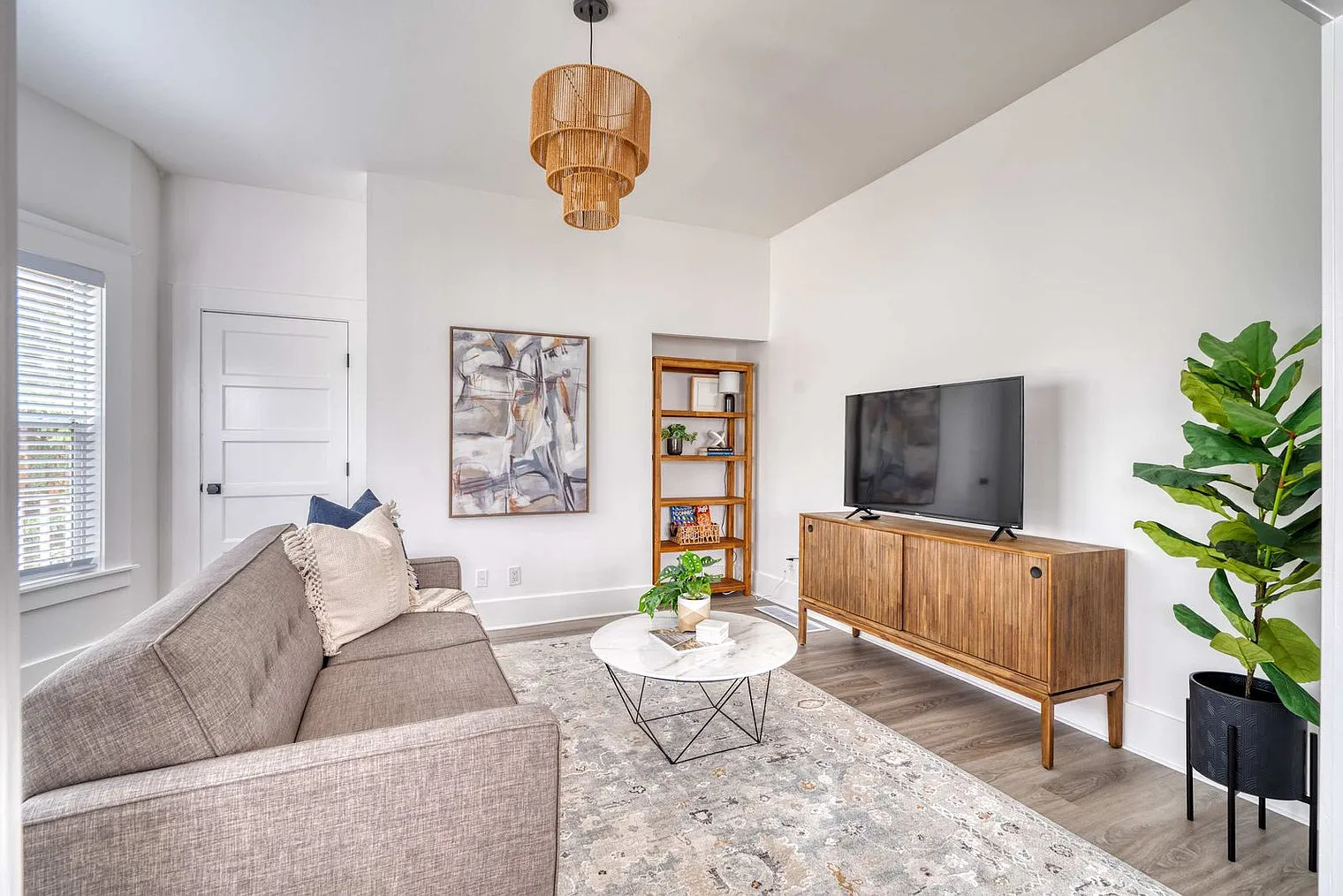 3 bed, 1.0 bath, 1453 sqft, $6,003 — Photo 3